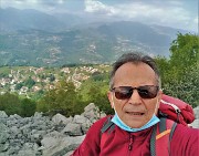 26 Selfie verso la sottostante Roncola e le Prealpi Orobie